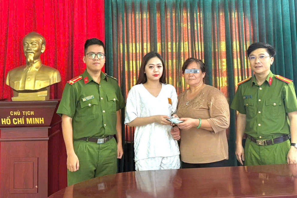 Tiền kẹp trong sổ vay vốn bị rơi, người phụ nữ bật khóc và cái kết có hậu - 2