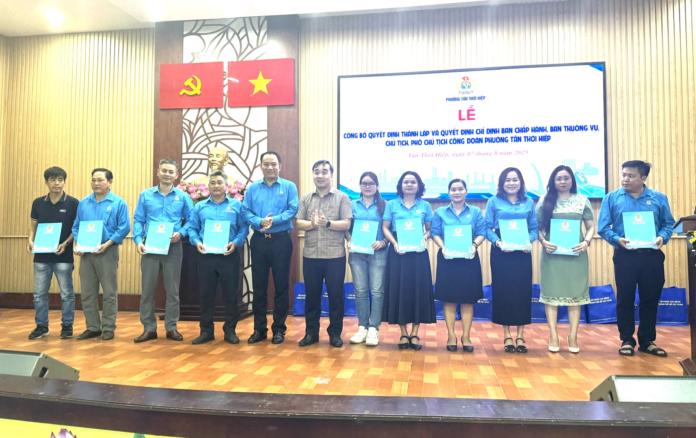 LĐLĐ TP HCM hỗ trợ người lao động khó khăn nhân kỷ niệm 96 năm Công đoàn Việt Nam - Ảnh 2.