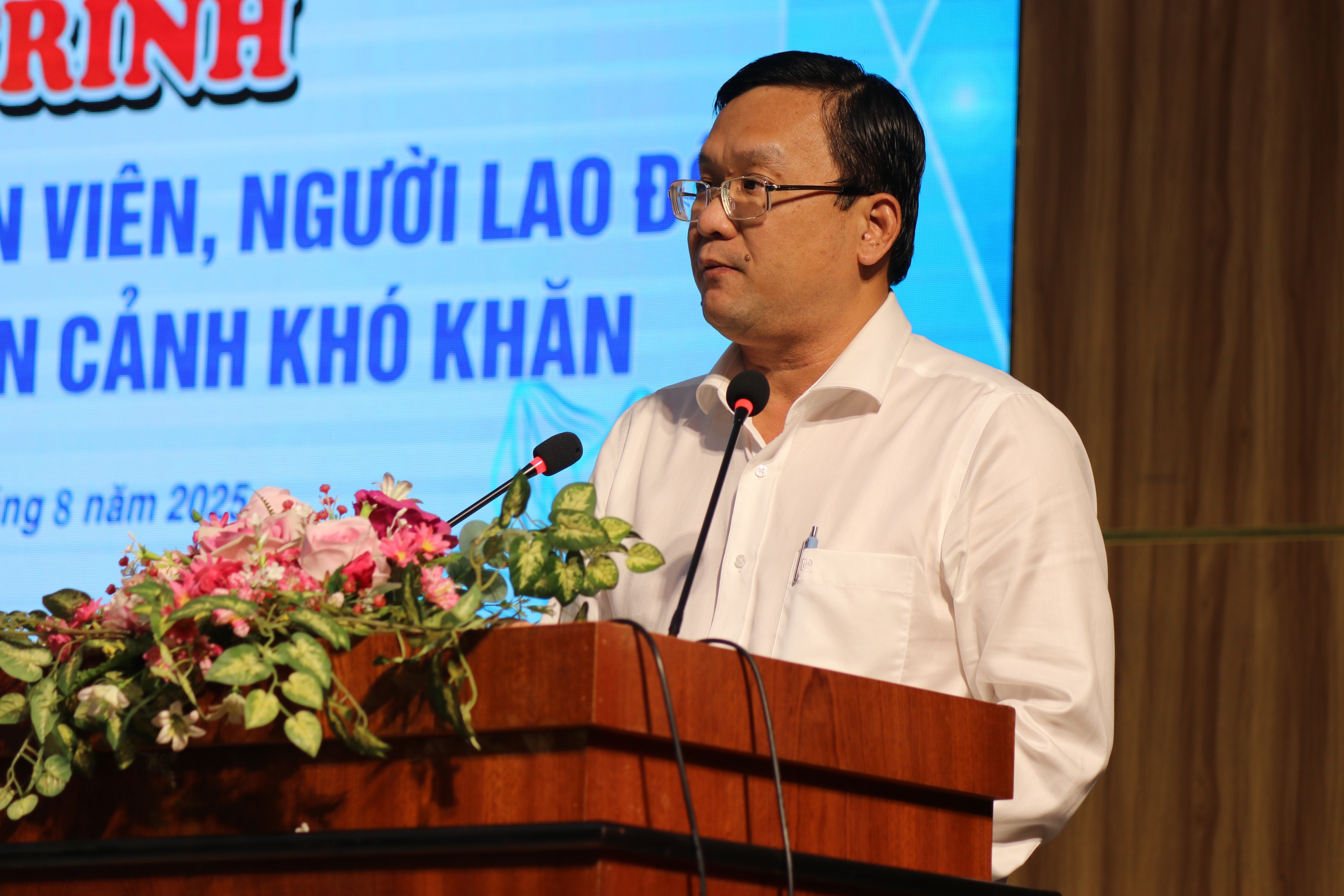 Lãnh đạo thành phố ra sức chăm lo,
