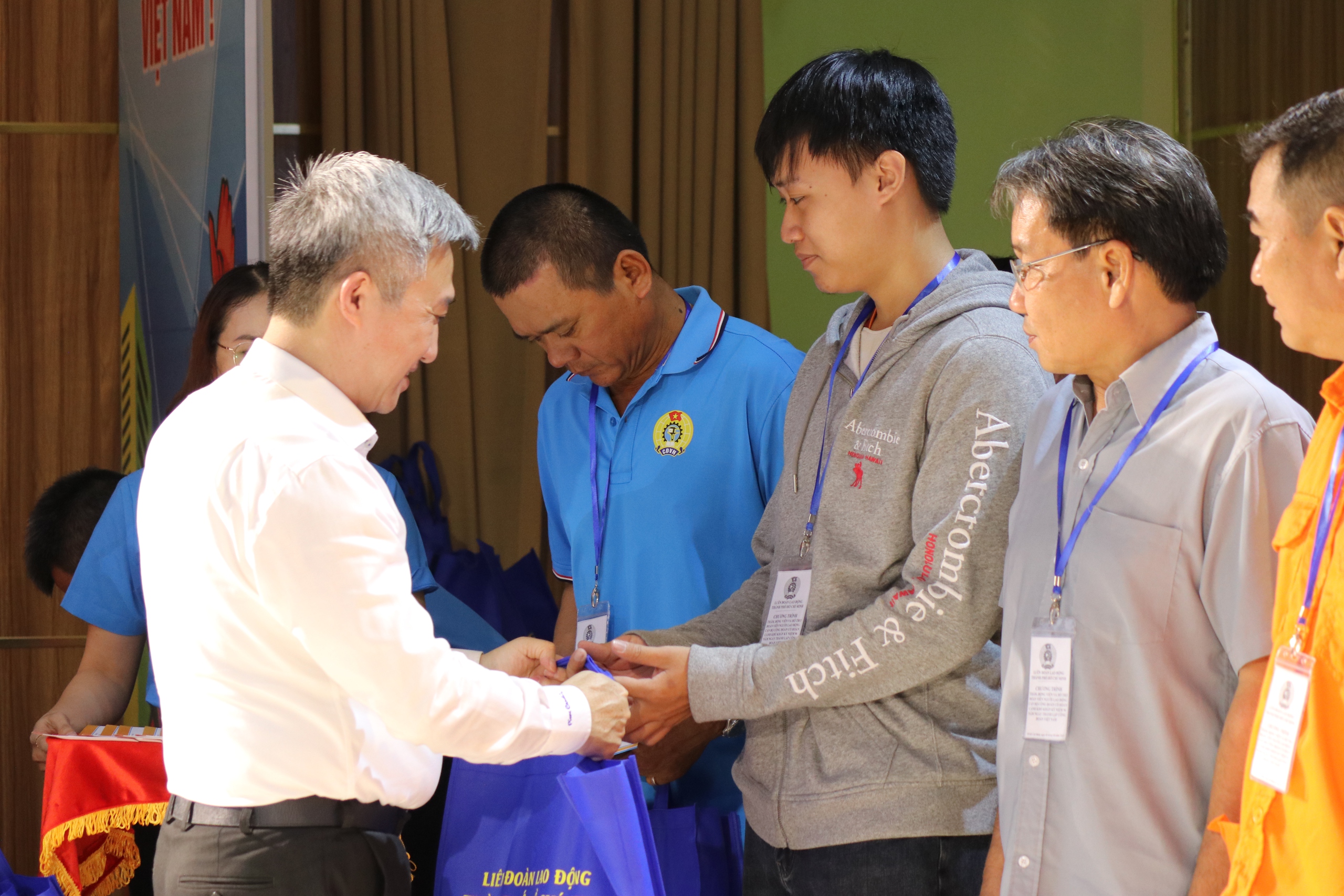 Lãnh đạo thành phố ra sức chăm lo,