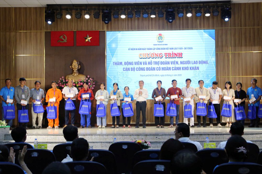 Lãnh đạo thành phố ra sức chăm lo,