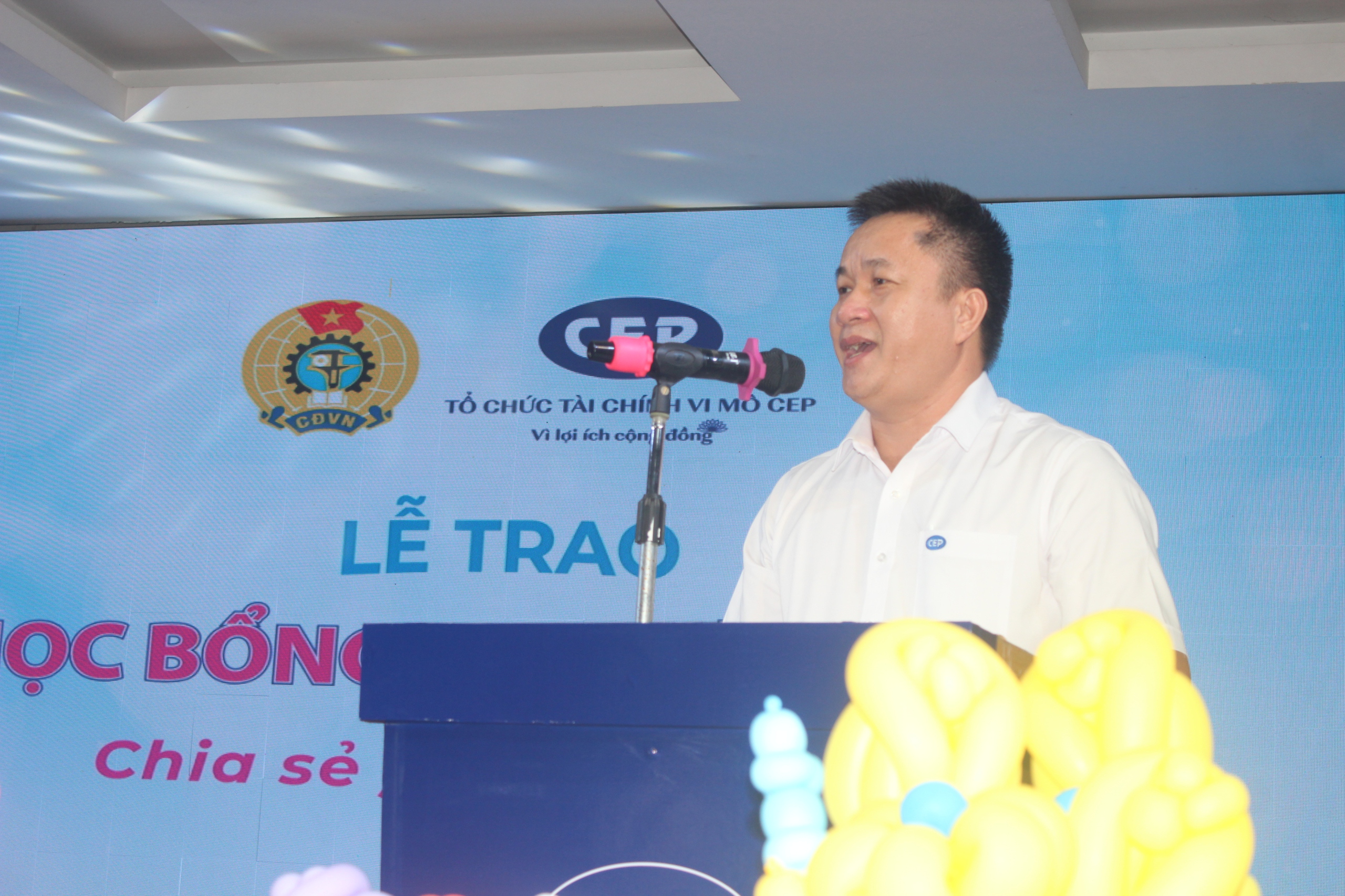 CEP trao hàng ngàn suất quà và học bổng cho con khách hàng khó khăn - Ảnh 5.