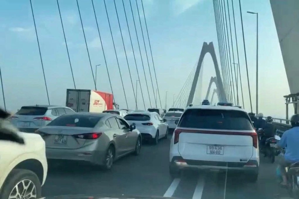 Hà Nội: Xe máy va chạm ô tô trên cầu Nhật Tân, một người tử vong - 2 Hà Nội: Xe máy va chạm ô tô trên cầu Nhật Tân, một người tử vong - 2