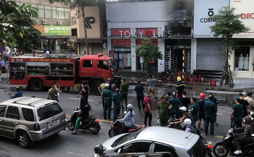 Cháy cửa hàng giày tại chung cư ở Hà Nội - 2