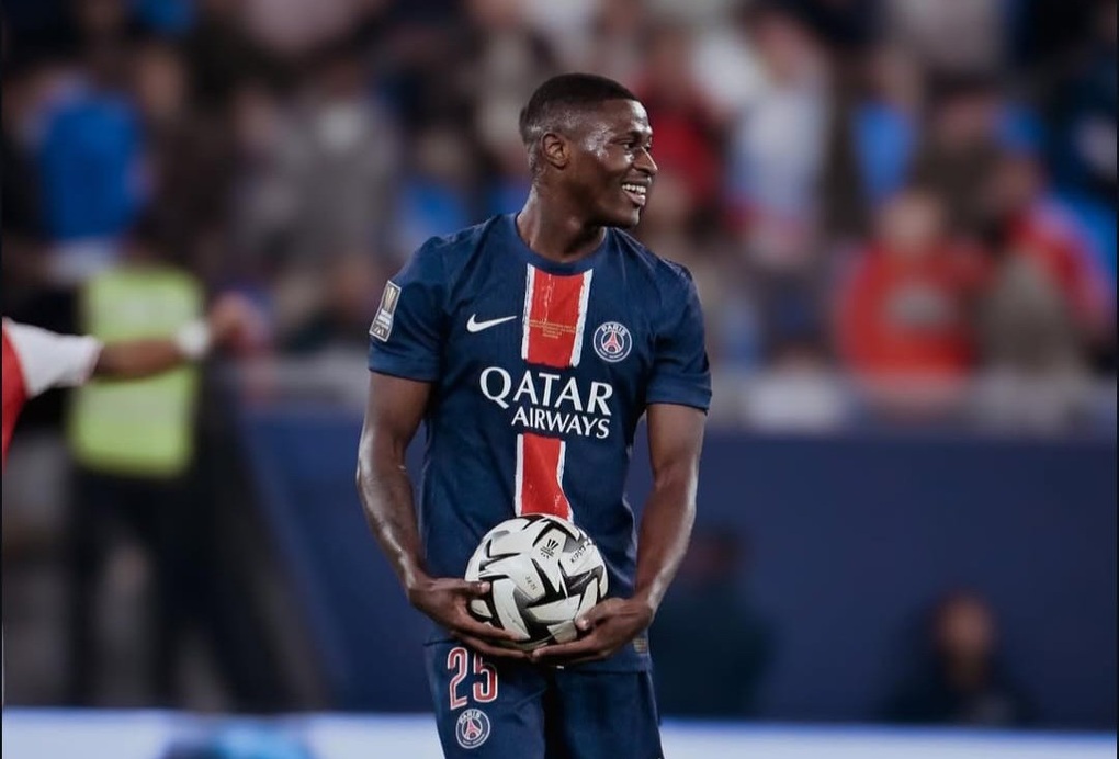 Xuất hiện cầu thủ khiến Messi, C.Ronaldo chào thua ở tuổi 23 - 2