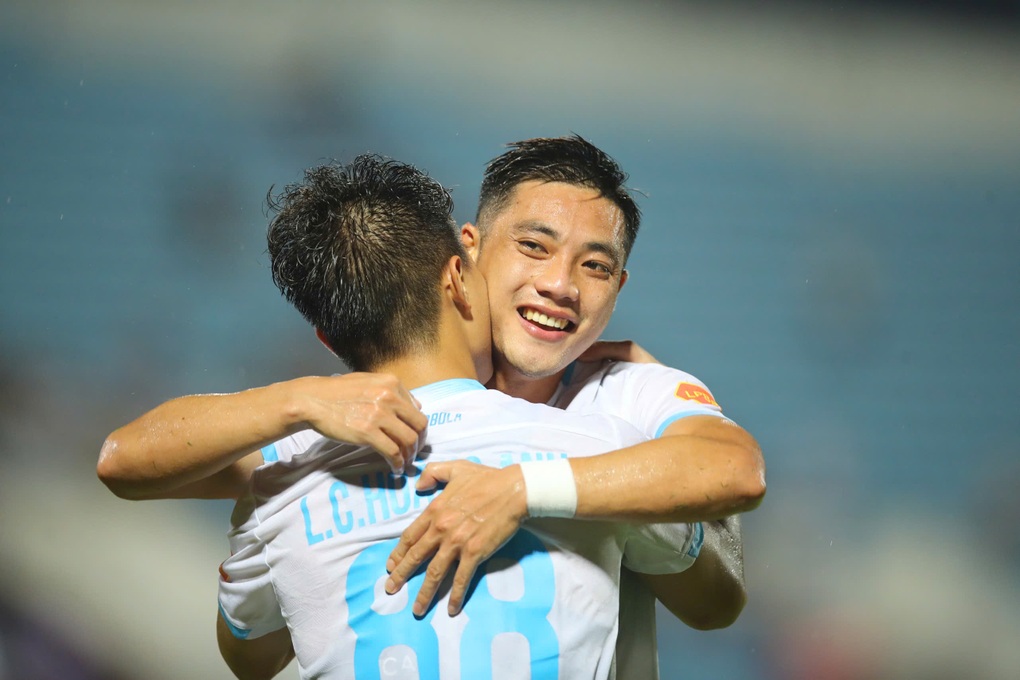 Thắng kịch tính Hải Phòng, CLB Nam Định khởi đầu V-League thuận lợi - 4 Thắng kịch tính Hải Phòng, CLB Nam Định khởi đầu V-League thuận lợi - 4