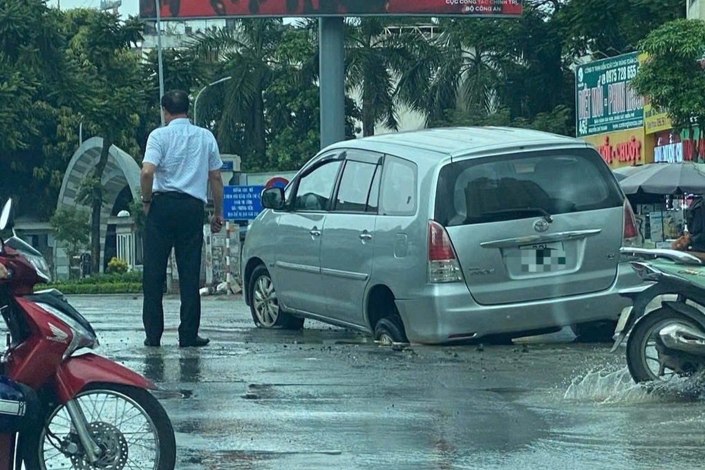 Hà Nội: Ô tô đang đi trên đường bất ngờ bị tụt bánh xuống hố - 2