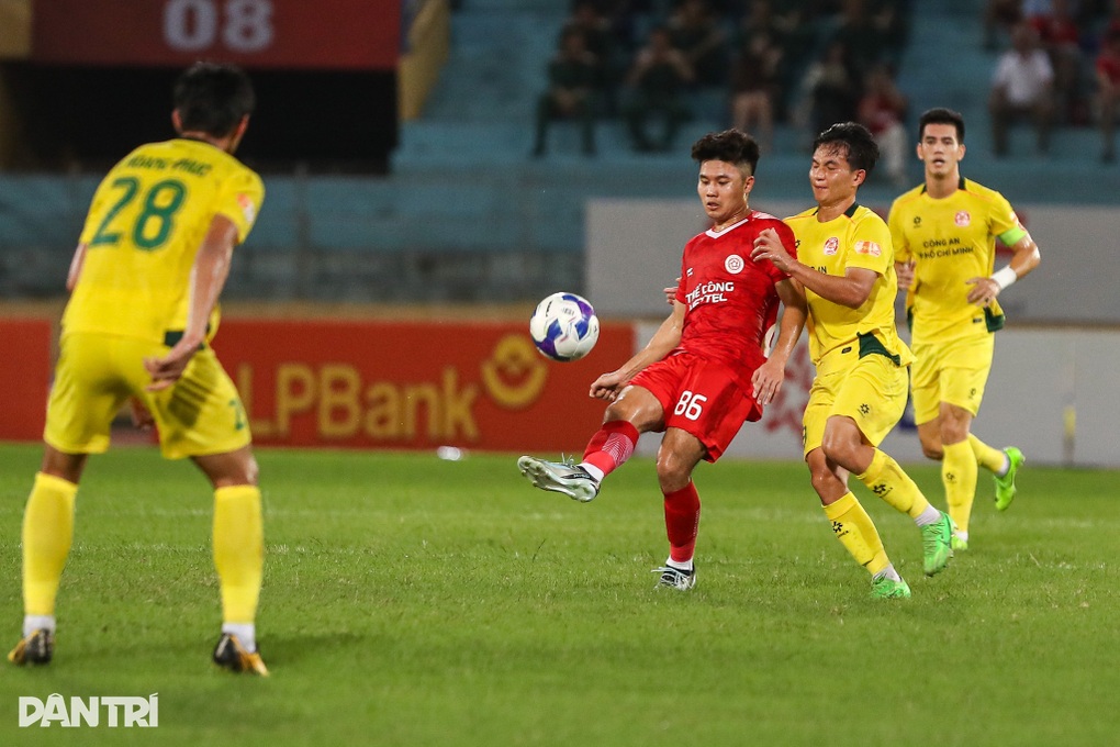 Thắng đậm CLB Công an TPHCM, Thể Công Viettel giành ngôi đầu V-League - 4 Thắng đậm CLB Công an TPHCM, Thể Công Viettel giành ngôi đầu V-League - 4