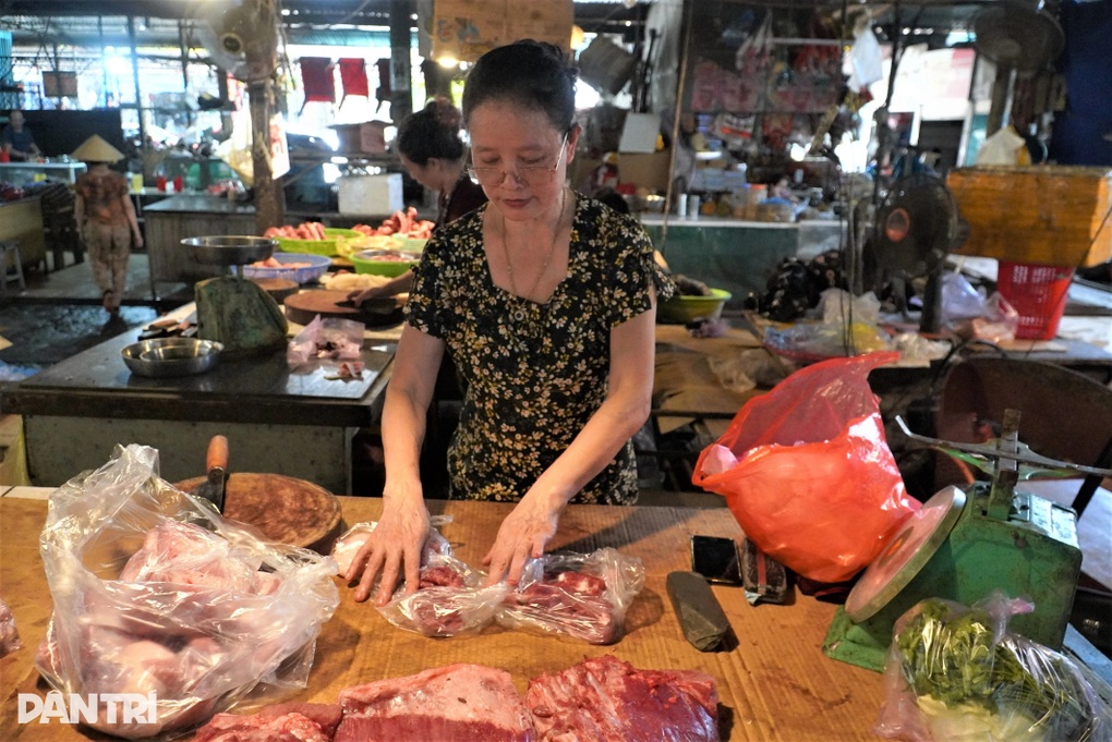 Ngồi cả buổi chỉ có vài khách đáo qua, chủ quầy thịt than trời - 2 Ngồi cả buổi chỉ có vài khách đáo qua, chủ quầy thịt than trời - 2