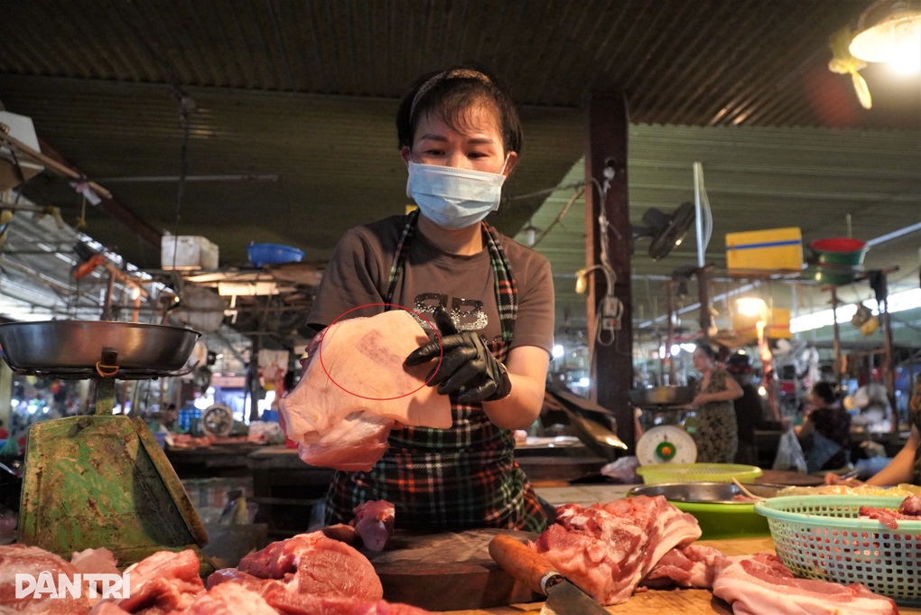 Ngồi cả buổi chỉ có vài khách đáo qua, chủ quầy thịt than trời - 3 Ngồi cả buổi chỉ có vài khách đáo qua, chủ quầy thịt than trời - 3