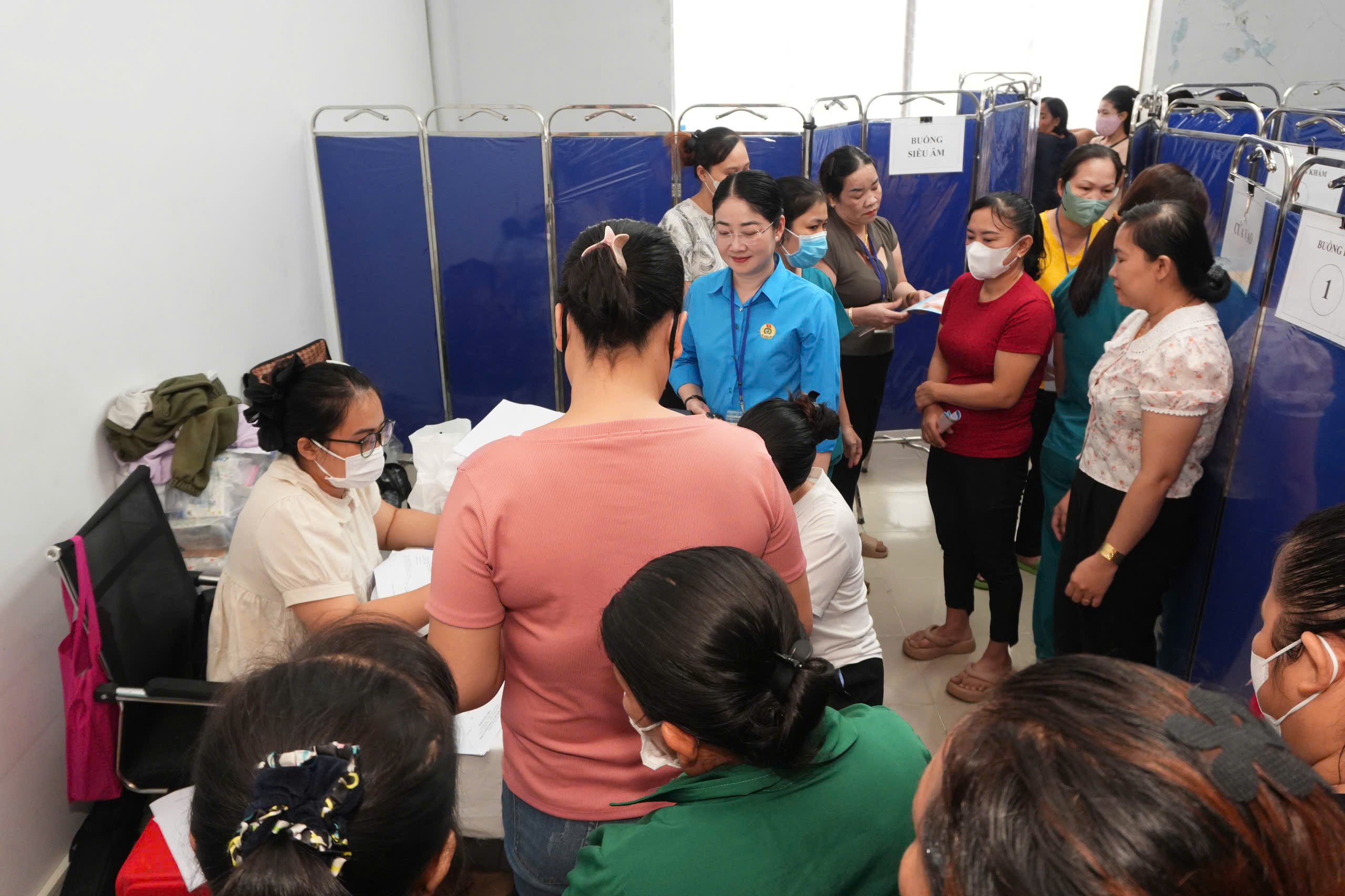 Hàng trăm nữ công nhân được khám, tầm soát ung thư miễn phí- Ảnh 3. Hàng trăm nữ công nhân được khám, tầm soát ung thư miễn phí- Ảnh 3.