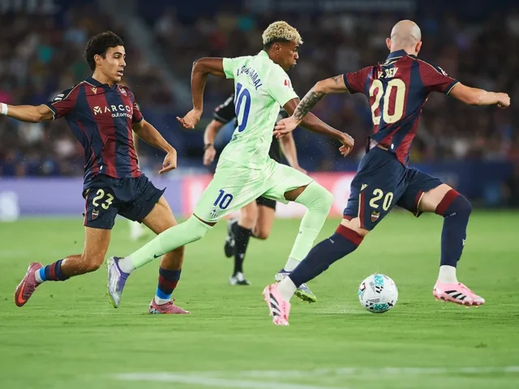 Lamine Yamal tỏa sáng giúp Barcelona ngược dòng giành chiến thắng - 2 Lamine Yamal tỏa sáng giúp Barcelona ngược dòng giành chiến thắng - 2