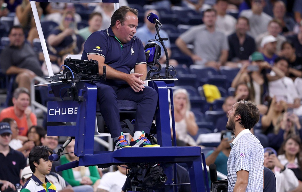 Medvedev kích động khán giả, đập nát vợt sau khi bị loại sớm tại US Open - 2 Medvedev kích động khán giả, đập nát vợt sau khi bị loại sớm tại US Open - 2