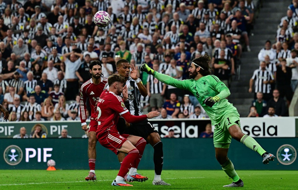 Liverpool hạ 10 người của Newcastle bằng bàn thắng ở phút bù giờ - 2