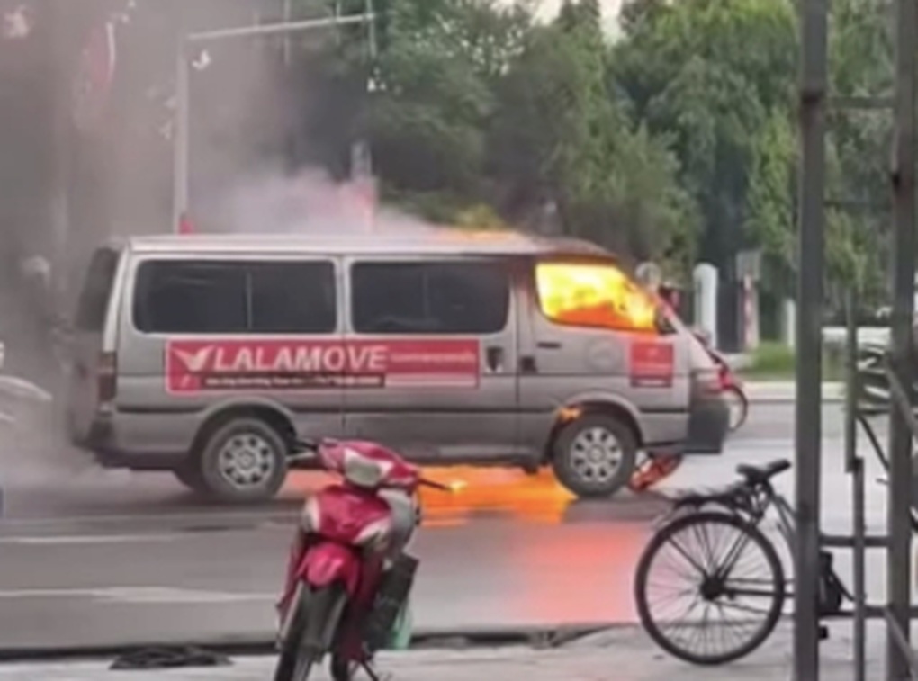 Ô tô bốc cháy ngùn ngụt trên đường ở Hà Nội - 2 Ô tô bốc cháy ngùn ngụt trên đường ở Hà Nội - 2
