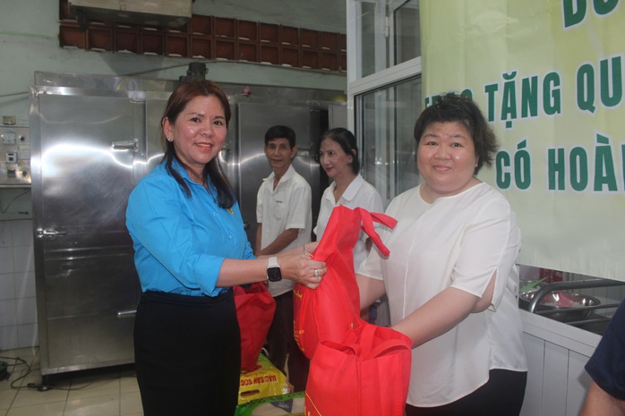 Hàng chục ngàn công nhân cùng thưởng thức bữa ăn ca đặc biệt- Ảnh 4. Hàng chục ngàn công nhân cùng thưởng thức bữa ăn ca đặc biệt- Ảnh 4.