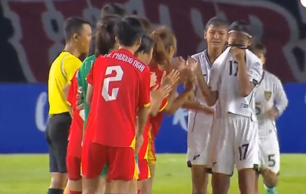 U16 nữ Việt Nam thắng nghẹt thở, Indonesia khóc nức nở trên sân - 2 U16 nữ Việt Nam thắng nghẹt thở, Indonesia khóc nức nở trên sân - 2