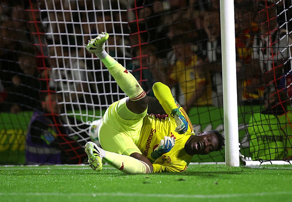 Man Utd bị loại ở Cúp Liên đoàn Anh, HLV Amorim bênh vực thủ môn Onana - 2 Man Utd bị loại ở Cúp Liên đoàn Anh, HLV Amorim bênh vực thủ môn Onana - 2