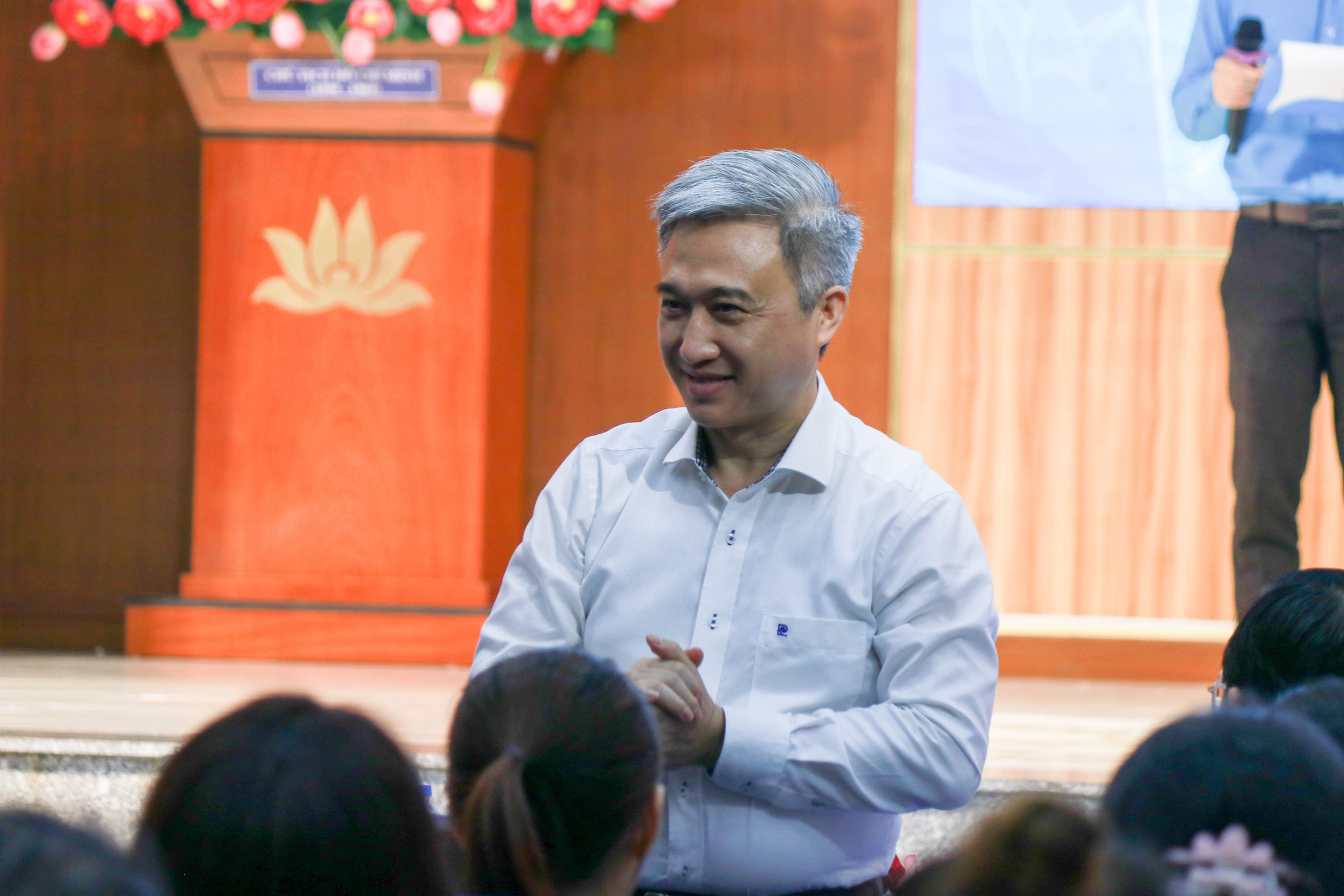 Lãnh đạo thành phố ra sức chăm lo,