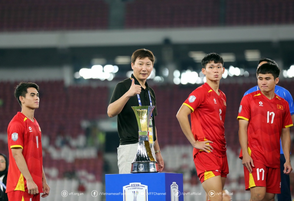 Báo Indonesia: “HLV Kim Sang Sik hưởng lợi khi Shin Tae Yong bị sa thải” - 1 Báo Indonesia: “HLV Kim Sang Sik hưởng lợi khi Shin Tae Yong bị sa thải” - 1