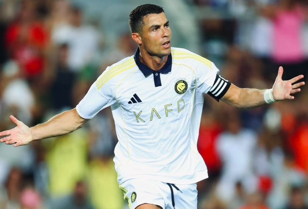 C.Ronaldo tỏa sáng tưng bừng khi lập hat-trick dù nhường phạt đền - 1