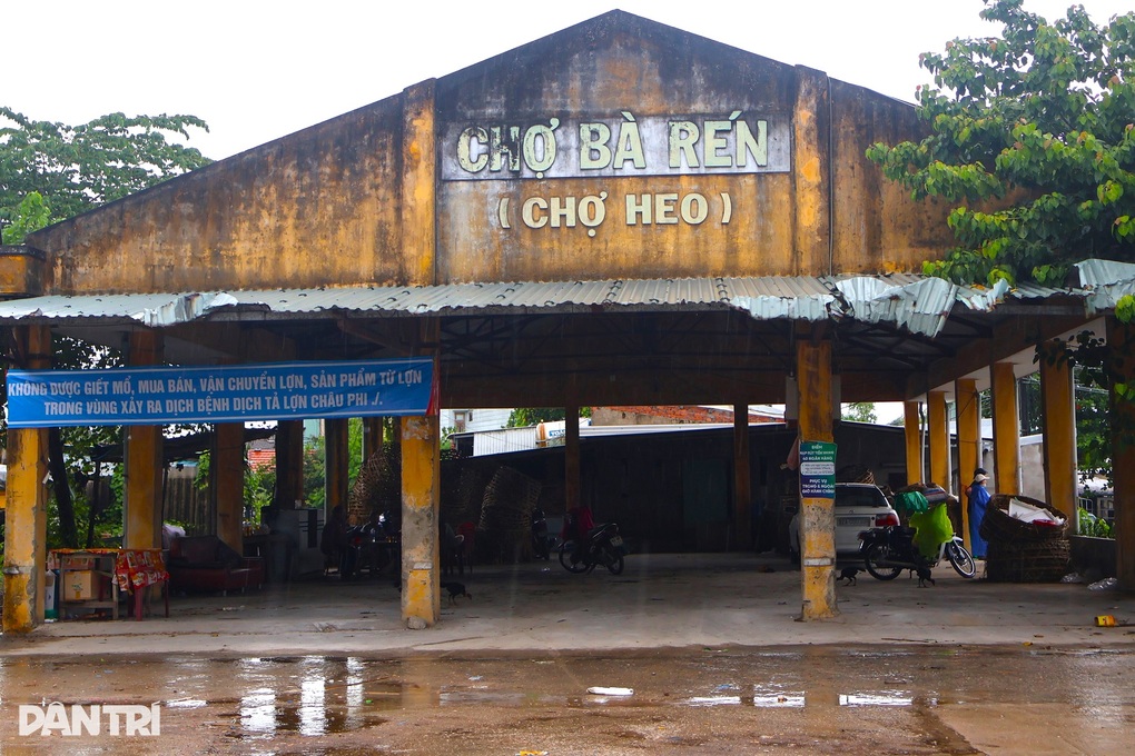 Cảnh lạ mắt tại chợ bồng heo nổi tiếng miền Trung  - 1