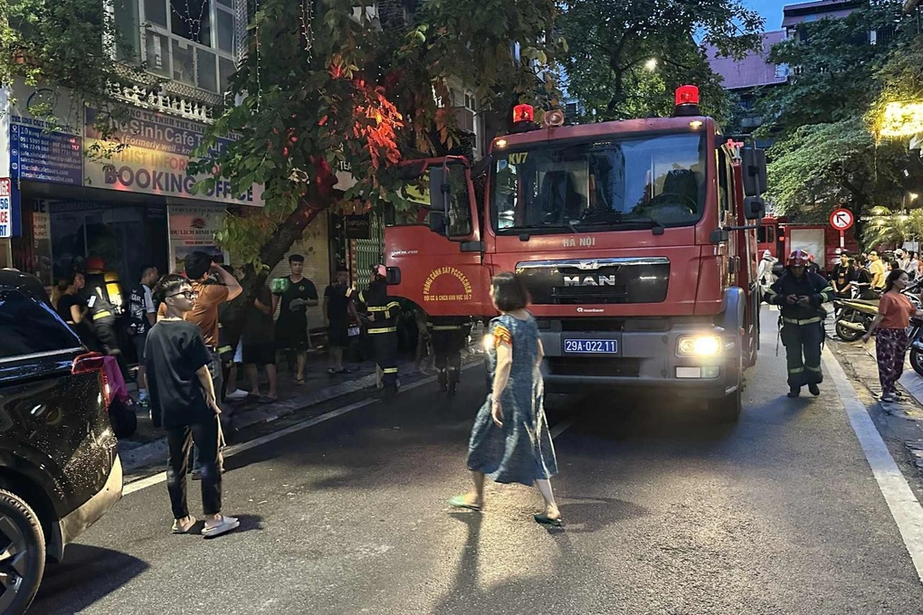 Cháy tại căn nhà trên phố cổ Hà Nội - 1