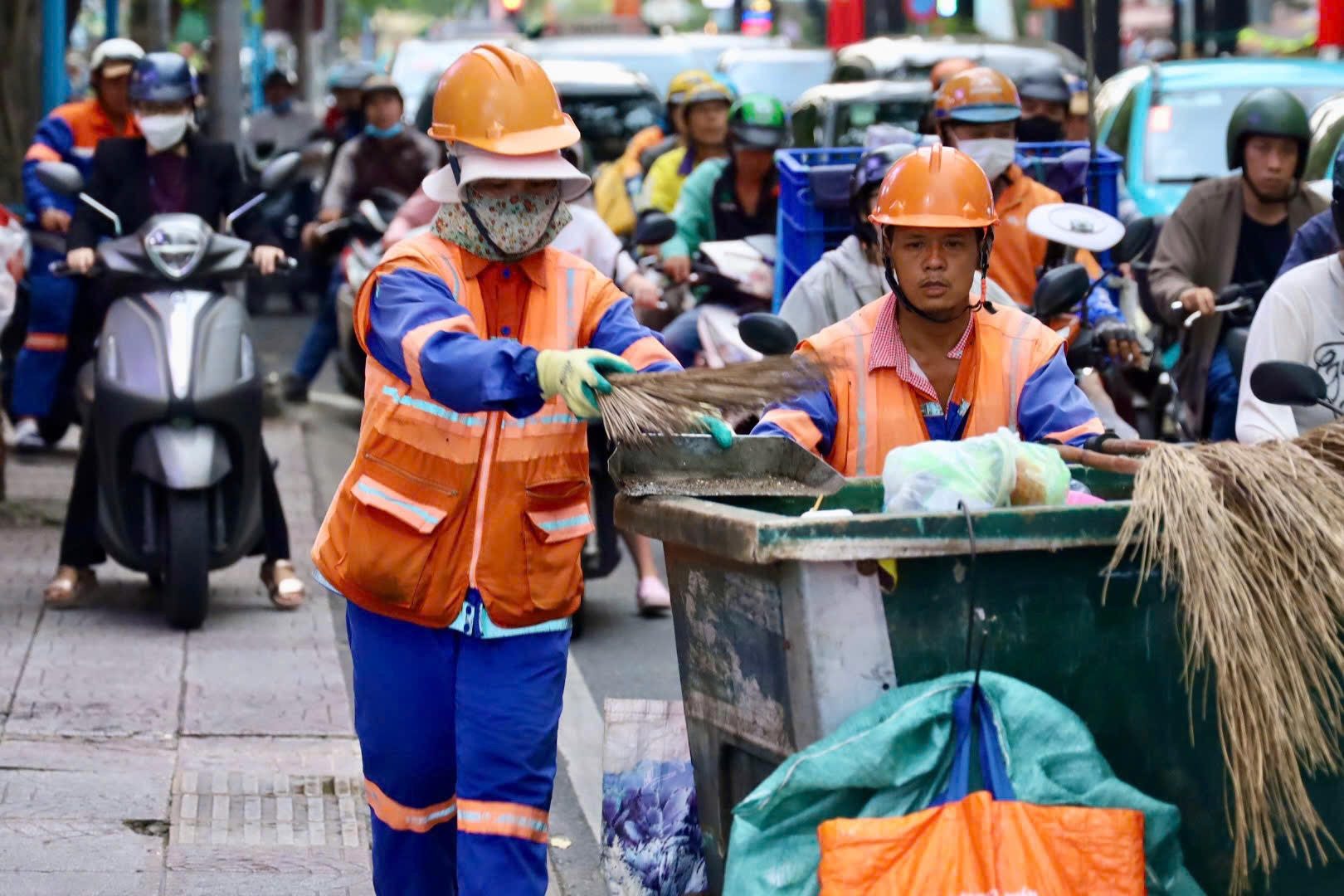 Chuyện đời, chuyện nghề công nhân quét đường (*): Nỗi sợ không dám gọi tên - Ảnh 1.