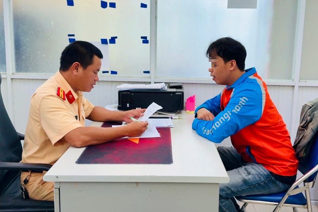 Công an làm việc với người đóng vai shipper lái ô tô mui trần kéo xe máy - 1 Công an làm việc với người đóng vai shipper lái ô tô mui trần kéo xe máy - 1