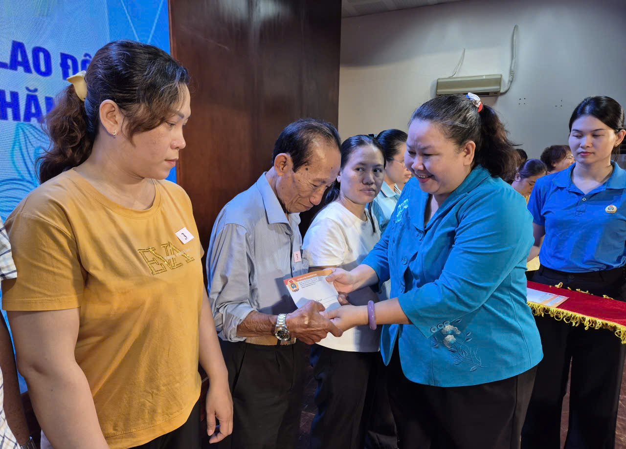 Công đoàn TP HCM hỗ trợ người lao động vượt khó- Ảnh 1.