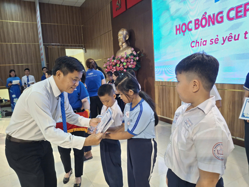 Đồng hành với con công nhân - lao động vượt khó, học giỏi - Ảnh 1. Đồng hành với con công nhân - lao động vượt khó, học giỏi - Ảnh 1.