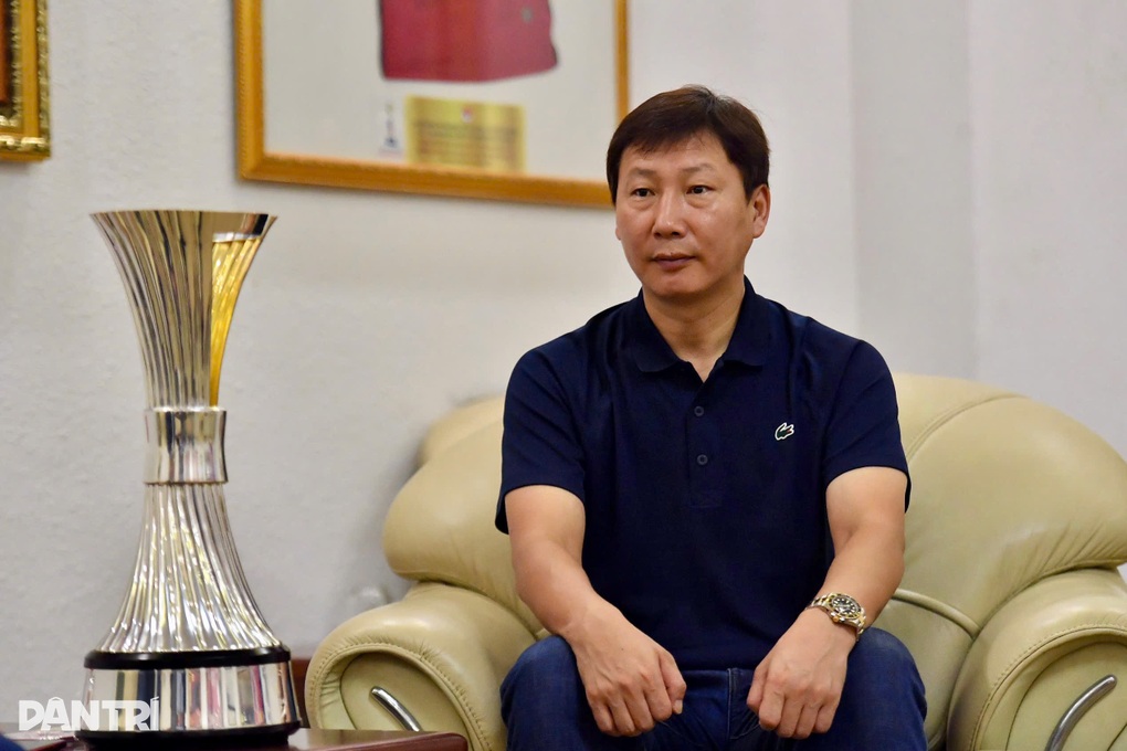 HLV Kim Sang Sik: Tôi có ý đồ riêng khi vái lạy trọng tài - 1