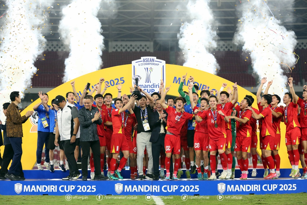HLV Kim Sang Sik đi vào lịch sử bóng đá Đông Nam Á - 1 HLV Kim Sang Sik đi vào lịch sử bóng đá Đông Nam Á - 1