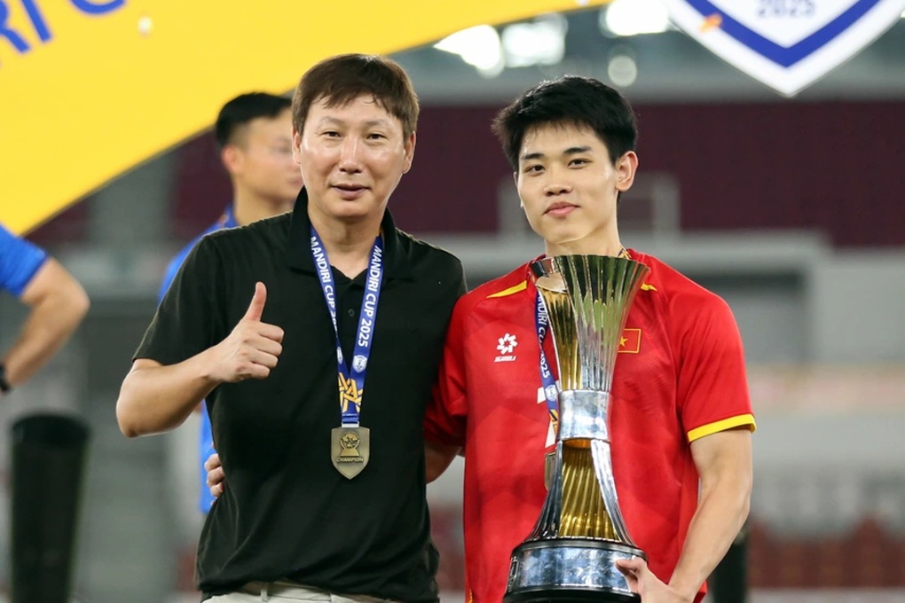 HLV Kim Sang Sik đi vào lịch sử bóng đá Đông Nam Á - 2 HLV Kim Sang Sik đi vào lịch sử bóng đá Đông Nam Á - 2