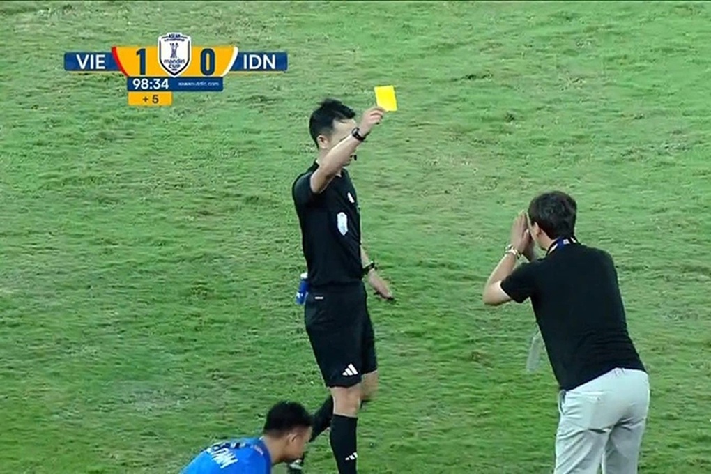 HLV Kim Sang Sik nói bất ngờ về hành động vái lạy trọng tài trên báo Hàn - 1 HLV Kim Sang Sik nói bất ngờ về hành động vái lạy trọng tài trên báo Hàn - 1