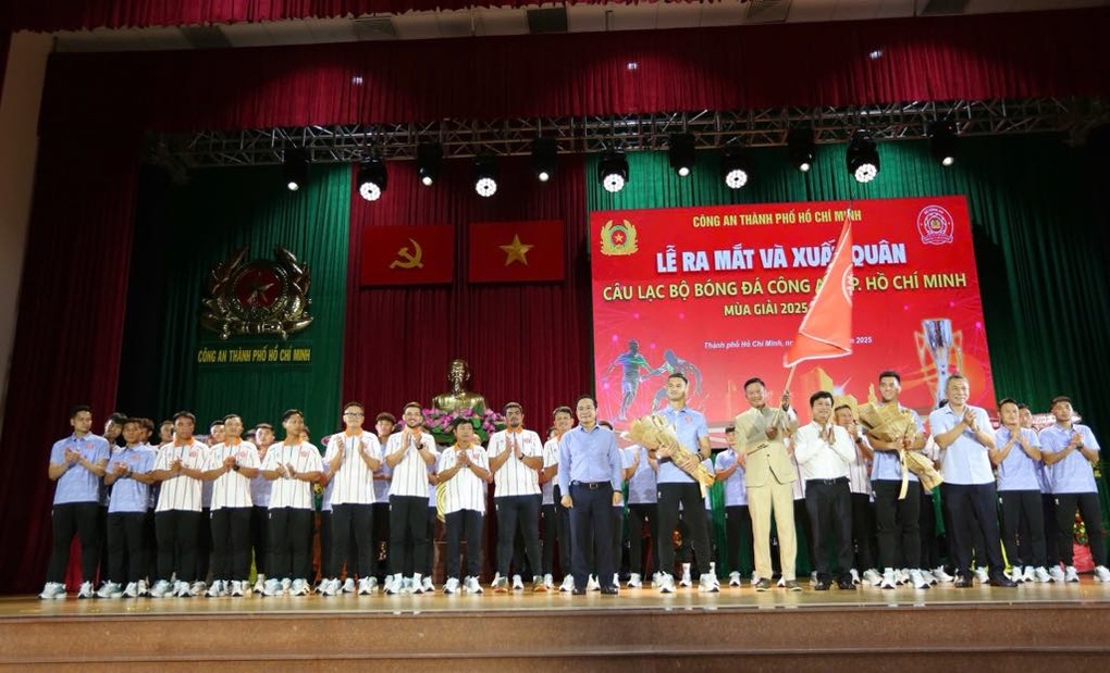 HLV Lê Huỳnh Đức và Nguyễn Tiến Linh sát cánh cùng CLB Công an TPHCM - 1 HLV Lê Huỳnh Đức và Nguyễn Tiến Linh sát cánh cùng CLB Công an TPHCM - 1