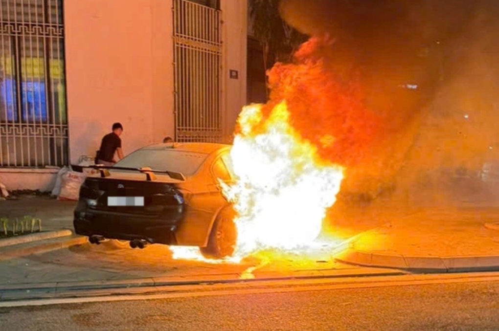 Hà Nội: Ô tô BMW bốc cháy ngùn ngụt trên phố Ngô Quyền - 1