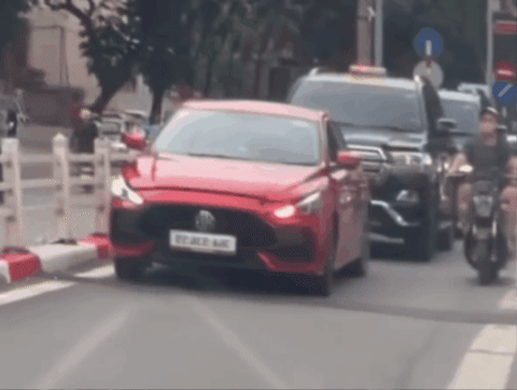 Hà Nội: Xác minh clip ô tô đi vào làn BRT còn cản trở cả xe ưu tiên - 1