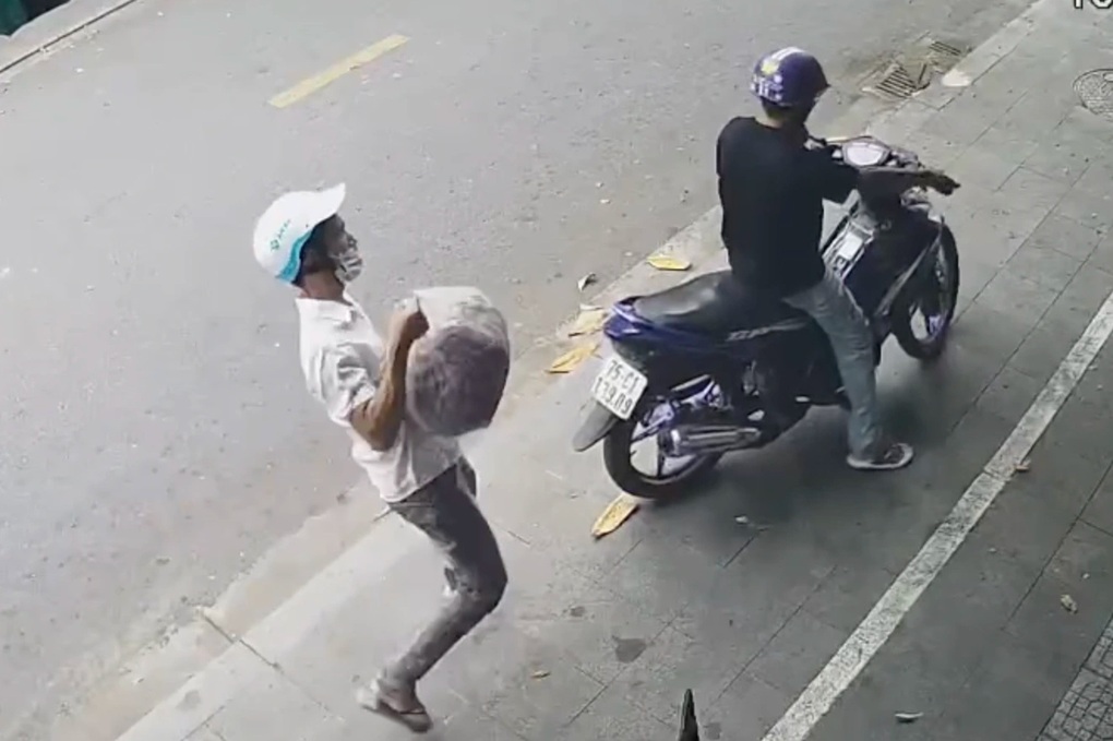 Hai gã đàn ông “cuỗm” 22kg thịt bò khi gia chủ vào nhà rửa tay - 1