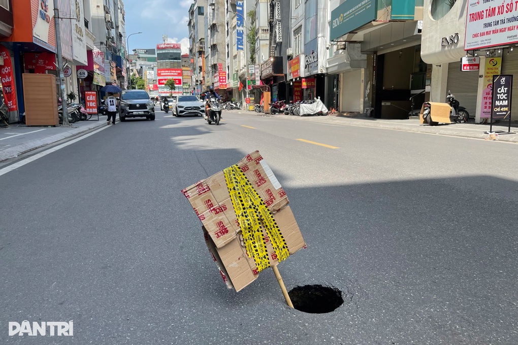 Hố sụt sâu hơn 1m bất ngờ xuất hiện trên phố Hà Nội - 1