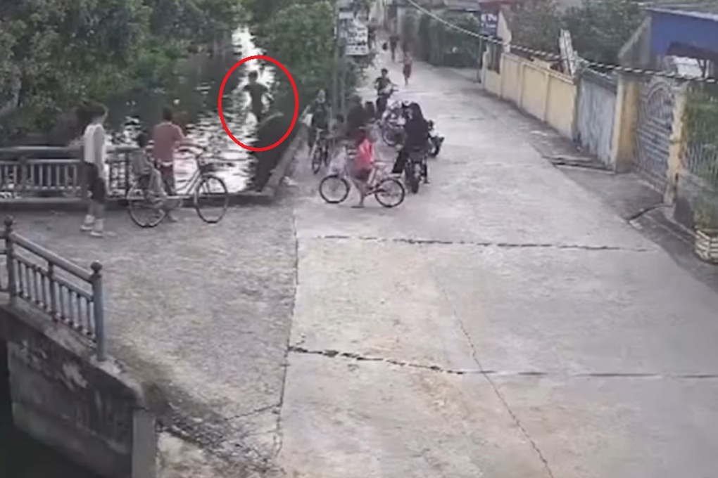 Khoảnh khắc hai cháu bé lao thẳng xuống kênh, thoát chết đầy may mắn - 1