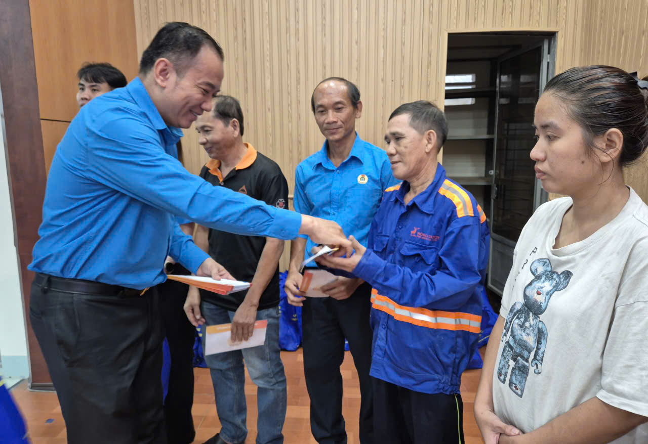LĐLĐ TP HCM hỗ trợ người lao động khó khăn nhân kỷ niệm 96 năm Công đoàn Việt Nam - Ảnh 1.