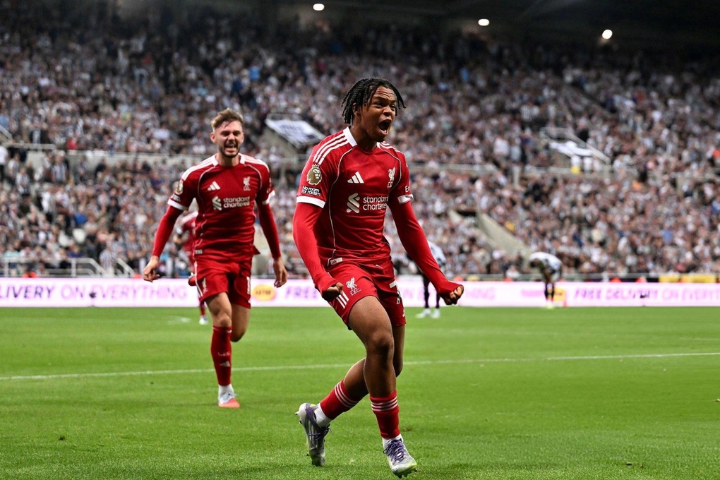 Liverpool hạ 10 người của Newcastle bằng bàn thắng ở phút bù giờ - 1