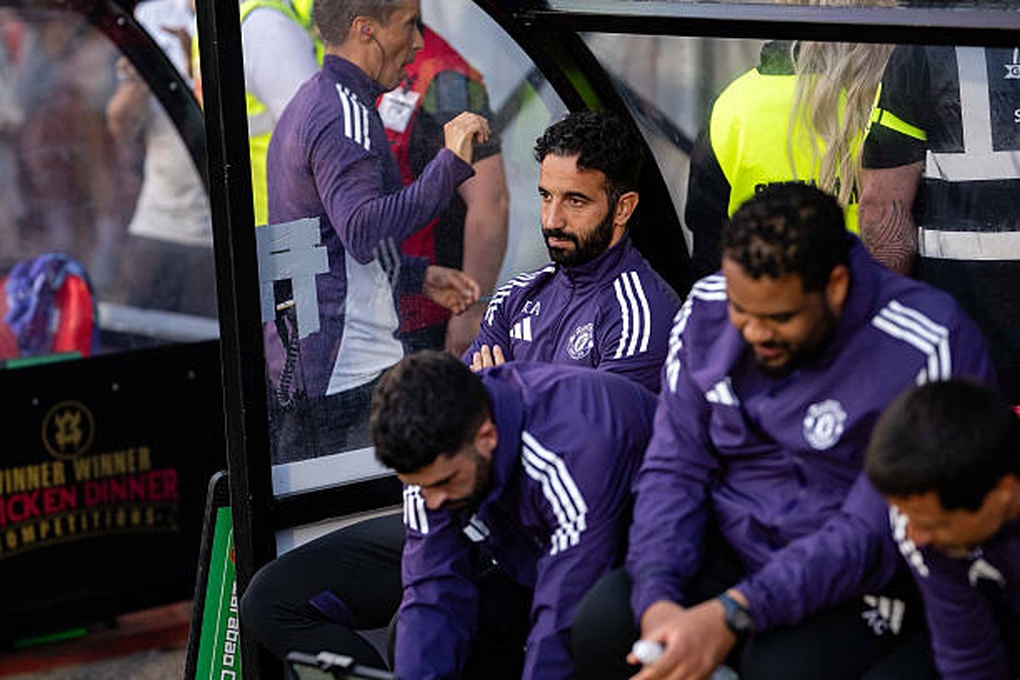 Man Utd bị loại ở Cúp Liên đoàn Anh, HLV Amorim bênh vực thủ môn Onana - 1 Man Utd bị loại ở Cúp Liên đoàn Anh, HLV Amorim bênh vực thủ môn Onana - 1