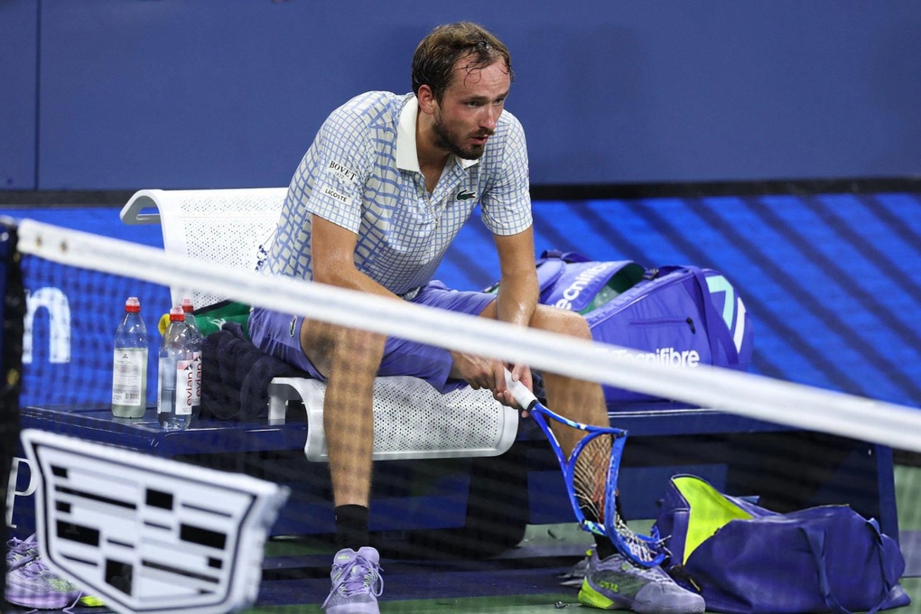 Medvedev kích động khán giả, đập nát vợt sau khi bị loại sớm tại US Open - 1 Medvedev kích động khán giả, đập nát vợt sau khi bị loại sớm tại US Open - 1