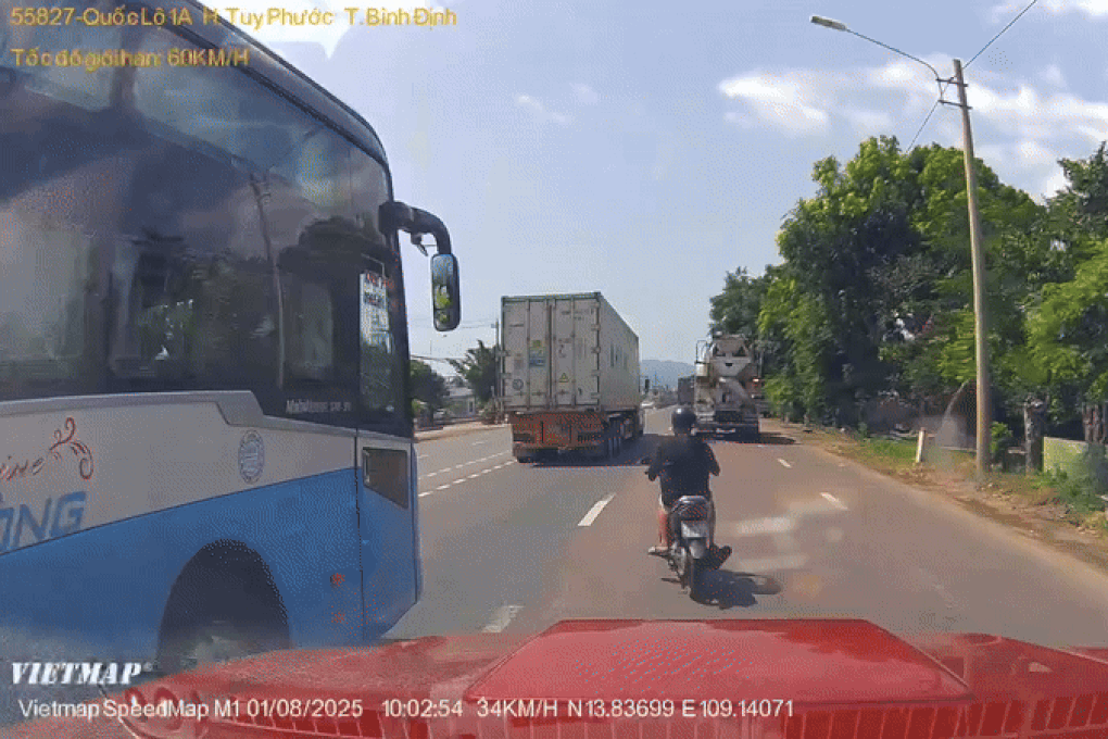 Người điều khiển xe máy chuyển làn bất cẩn bị ô tô tông lộn nhiều vòng - 1 Người điều khiển xe máy chuyển làn bất cẩn bị ô tô tông lộn nhiều vòng - 1