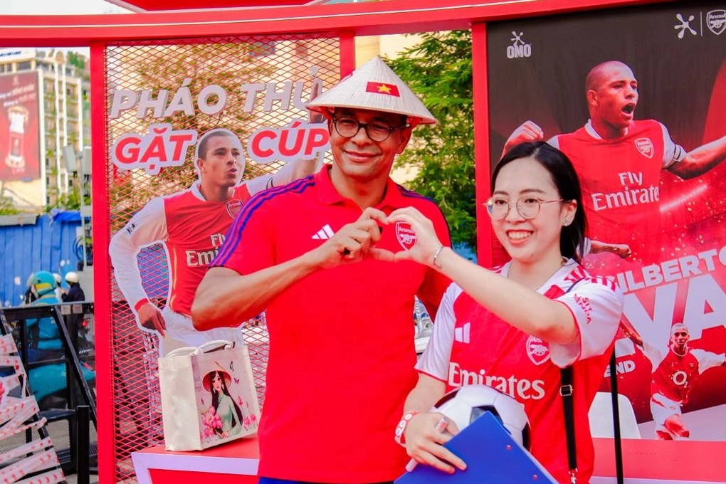 Nhà cựu vô địch thế giới Gilberto Silva đến TPHCM - 1