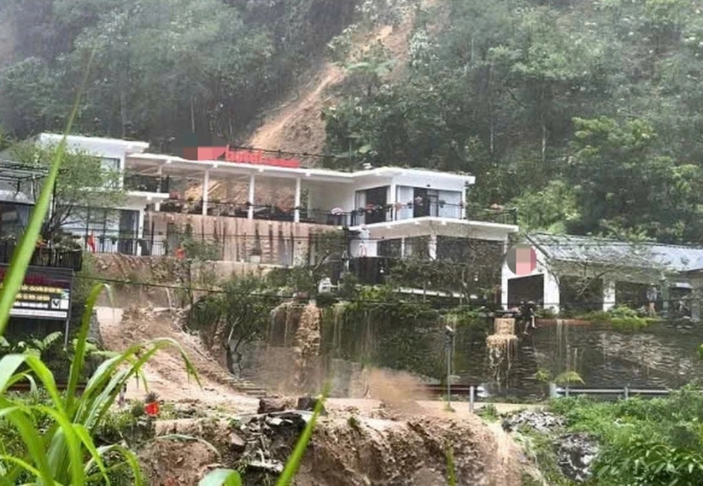 Nước lũ tràn qua khách sạn ở đèo Khau Phạ cuốn trôi nhiều ao cá tầm, cá hồi - 1 Nước lũ tràn qua khách sạn ở đèo Khau Phạ cuốn trôi nhiều ao cá tầm, cá hồi - 1
