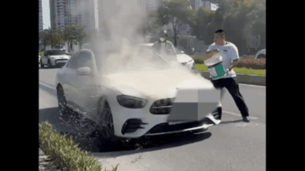Ô tô Mercedes bất ngờ bốc cháy trên đường Hà Nội - 1 Ô tô Mercedes bất ngờ bốc cháy trên đường Hà Nội - 1