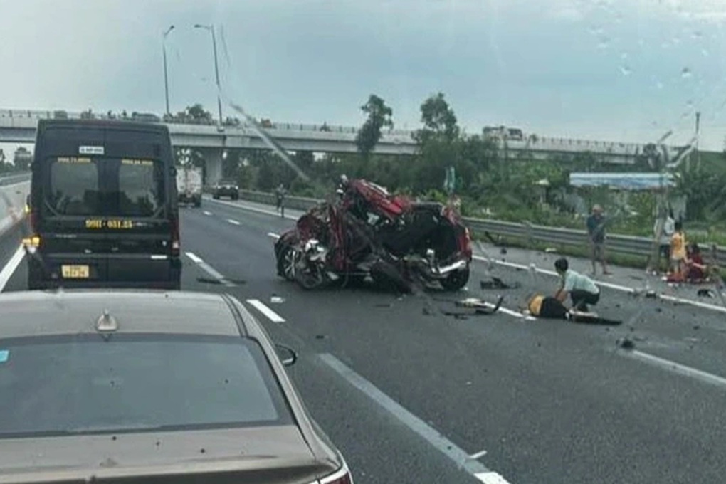 Ô tô con bị vò nát sau cú va chạm trên cao tốc Hà Nội - Hải Phòng - 1 Ô tô con bị vò nát sau cú va chạm trên cao tốc Hà Nội - Hải Phòng - 1